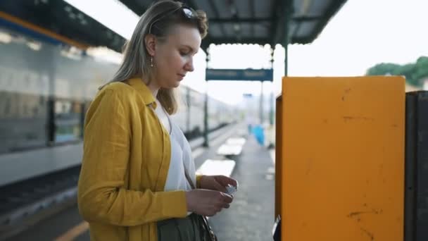 Kadın Talya Tren Biletini Onaylıyor — Stok video