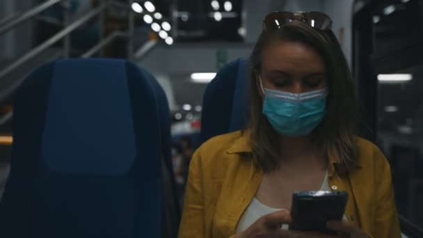 Vrouw Met Medisch Masker Reist Met Trein — Stockvideo