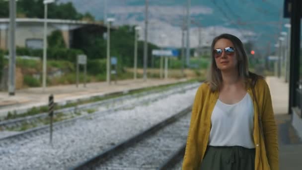 Woman Sunglasses Waiting Her Train — Vídeos de Stock