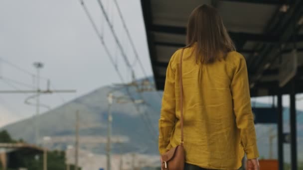 Woman Sunglasses Waiting Her Train — стоковое видео