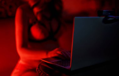 Web kamerası bdsm modeli olarak çalışan baştan çıkarıcı kadın.