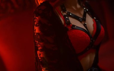 BDsm kıyafetli seksi kadın göğüsleri