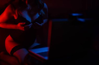 Web kamerası modeli olarak çalışan baştan çıkarıcı kadın.