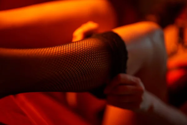 Baştan Çıkarıcı Kadın Bir Çorap Giyiyor — Stok fotoğraf