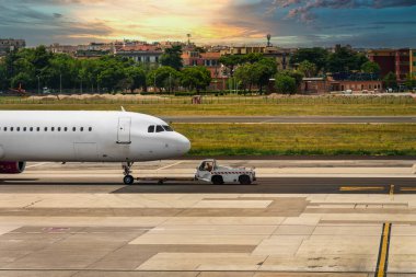 Römorkör Pushback traktör Havaalanı pist üzerinde uçak ile.