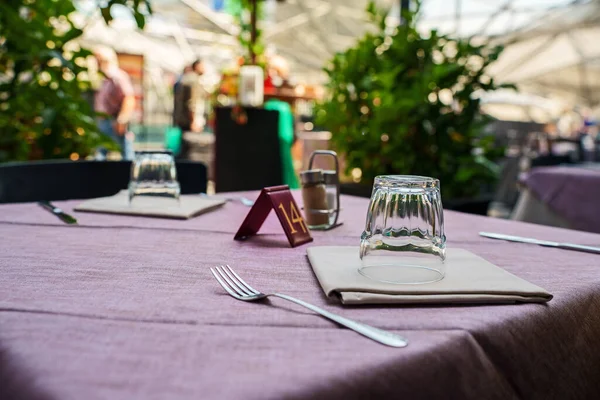 Jídelní Stůl Nádobím Moderní Restauraci Létě — Stock fotografie