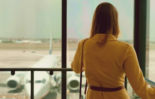 Woman Waiting Her Flight Airport — Fotografia de Stock