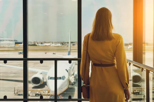 Woman Waiting Her Flight Airport — Fotografia de Stock