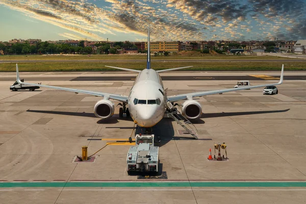 Römorkör Pushback traktör Havaalanı pist üzerinde uçak ile.