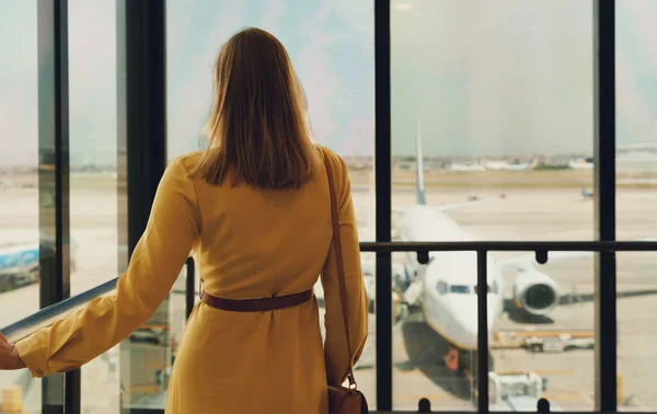 Woman Waiting Her Flight Airport — Stockfoto