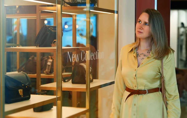 Woman Looking Shop Window Bag Store — Stockfoto