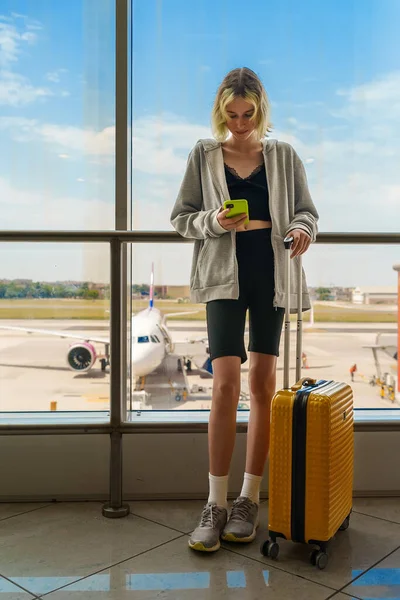 Teenage Girl Waiting Her Flight Airport — Zdjęcie stockowe