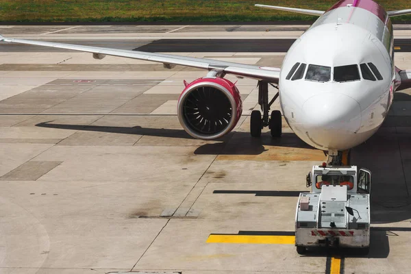 Tug Pushback Tractor Aircraft Runway Airport — Stock Photo, Image