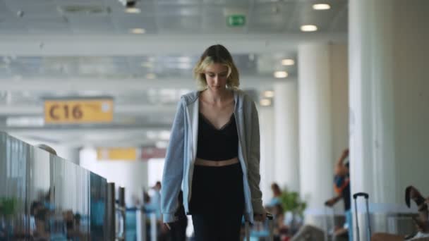 Tween Girl Suitcase Walking Airport Terminal — ストック動画