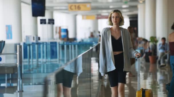 Tween Girl Suitcase Walking Airport Terminal — ストック動画