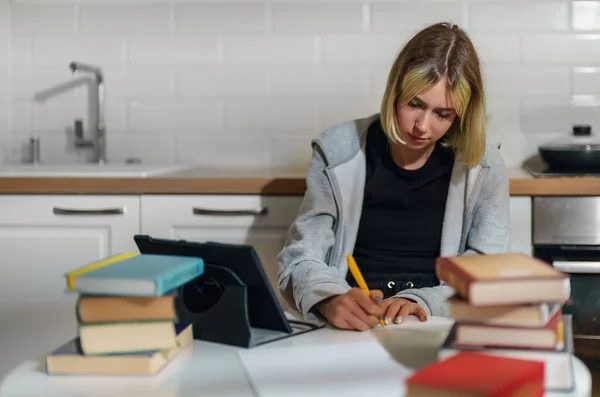 Teenage Girl Doing Her Schoolwork Home — Zdjęcie stockowe