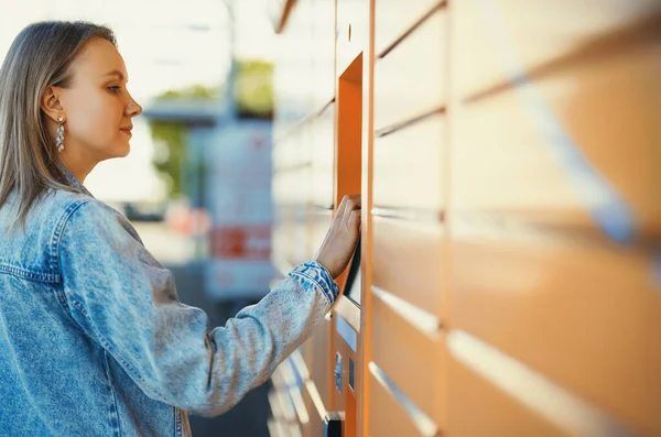 Γυναίκα Παίρνει Ταχυδρομείο Από Την Αυτοματοποιημένη Αυτο Υπηρεσία Μετά Τερματικό — Φωτογραφία Αρχείου