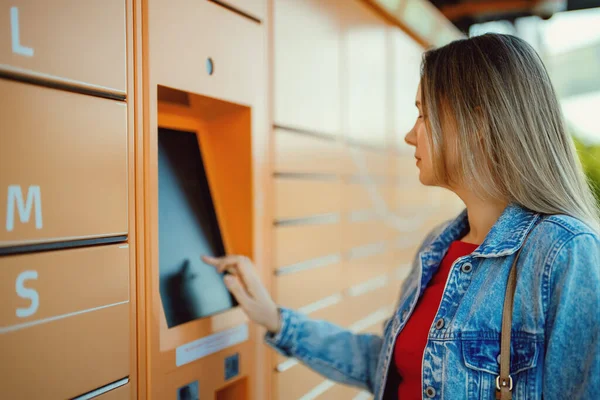 Жінка Бере Пошту Автоматизованого Автомата Поштового Терміналу Самообслуговування — стокове фото