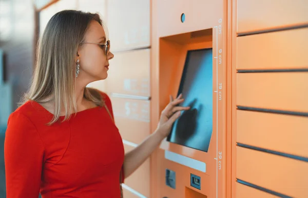 Kadın Otomatik Otomatik Otomatik Otomatik Servis Terminalinden Postaları Alıyor — Stok fotoğraf