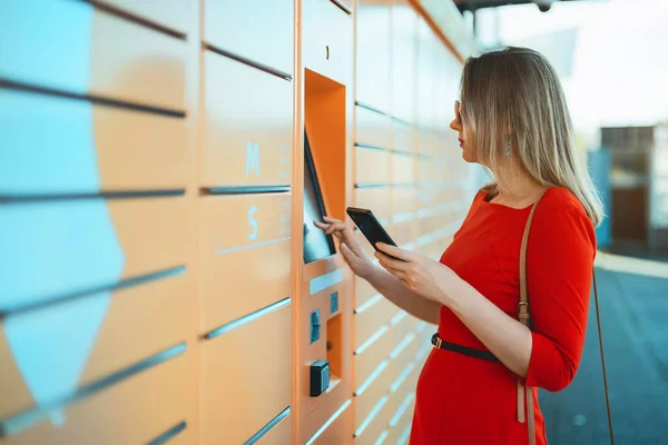 Woman Picks Mail Automated Self Service Post Terminal Machine — Stock Photo, Image