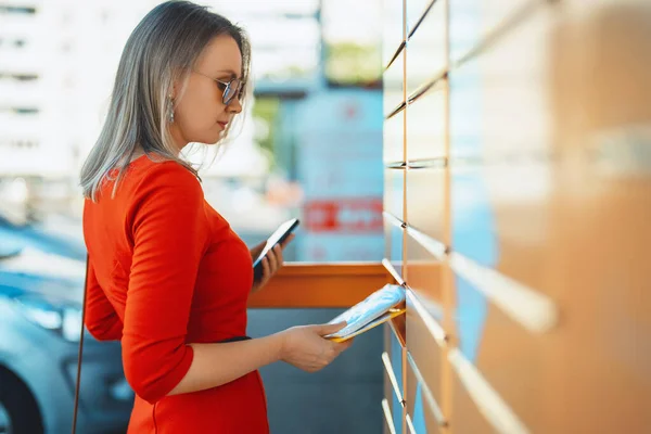 Donna Prende Posta Dalla Macchina Automatica Self Service Post Terminale — Foto Stock