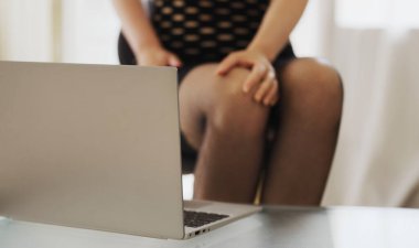 Web kamerası modeli olarak çalışan baştan çıkarıcı kadın.