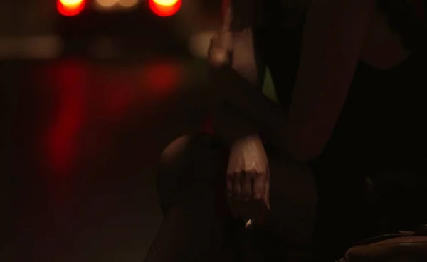 Női Prostituált Cigarettával Utcán — Stock Fotó