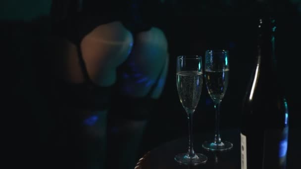 Стриптизерша Танцует Перед Бокалами Шампанским Ночном Клубе — стоковое видео