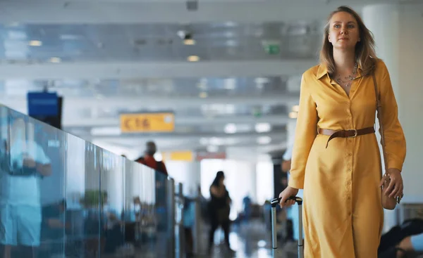 Woman Suitcase Walking Airport Terminal — ストック写真