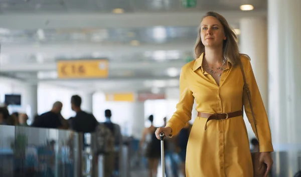 Woman Suitcase Walking Airport Terminal — Stock fotografie