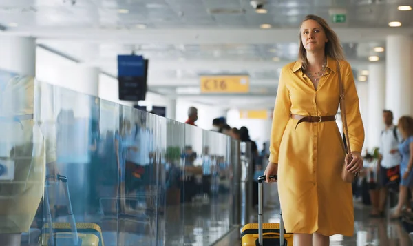 Woman Suitcase Walking Airport Terminal — Fotografia de Stock