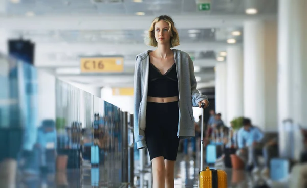 Tween Girl Suitcase Walking Airport Terminal — Zdjęcie stockowe