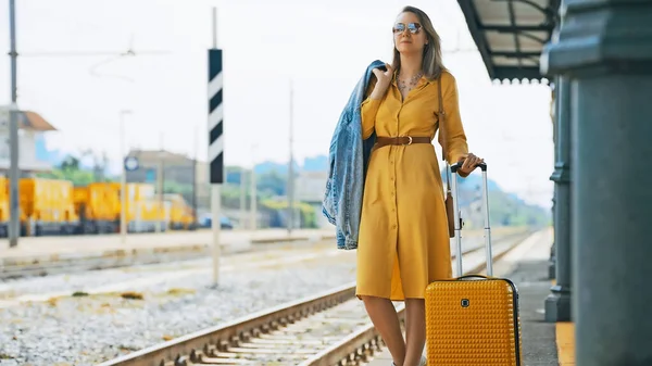 Woman Travel Suitcase Waiting Train — Stock fotografie