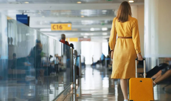 Woman Walking Airport Terminal Back View — Fotografia de Stock