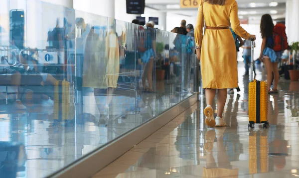Woman Walking Airport Terminal Back View — Fotografia de Stock