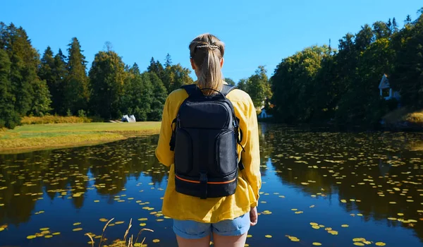 Woman Tourist Backpack Standing Lake — 图库照片