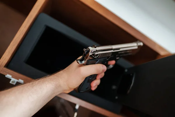 Άνθρωπος Παίρνει Όπλο Από Χρηματοκιβώτιο — Φωτογραφία Αρχείου