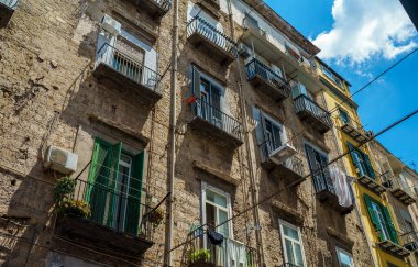 Pencereleri ve balkonları olan evin ön cephesi.