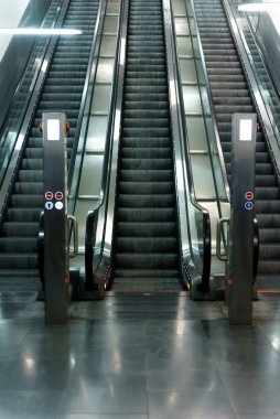 Metro elektrik yürüyen merdiven. Hareketli merdiven.