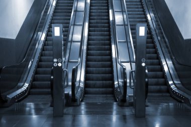 Metro elektrik yürüyen merdiven. Hareketli merdiven.