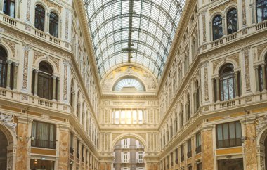 Galleria Umberto I İtalya, Napoli 'deki alışveriş galerisi.