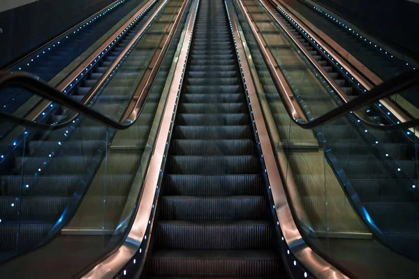 Metro elektrik yürüyen merdiven. Hareketli merdiven.