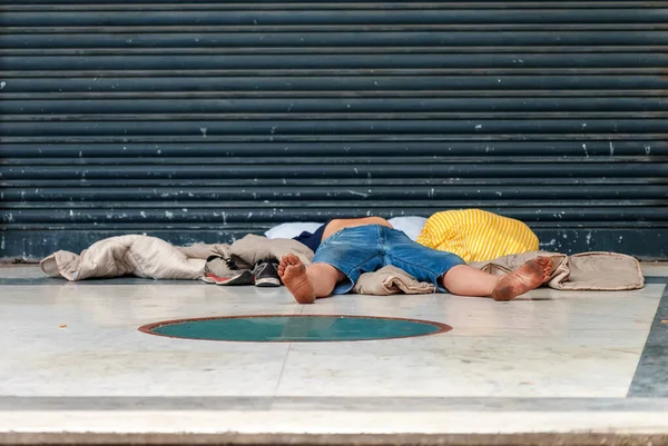 Sem Abrigo Dormindo Rua — Fotografia de Stock