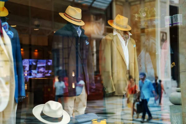 Men Mannequins Advertise Summer Clothes Glass — Stockfoto