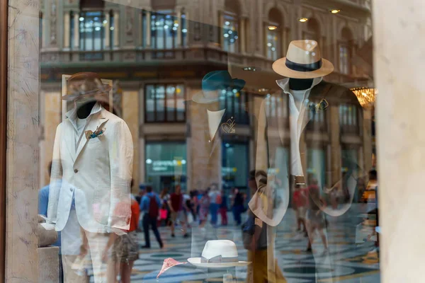 Men Mannequins Advertise Summer Clothes Glass — Foto de Stock
