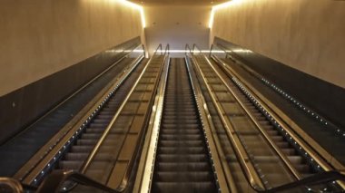Metro elektrik yürüyen merdiven. Hareketli merdiven.