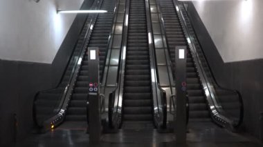 Metro elektrik yürüyen merdiven. Hareketli merdiven.