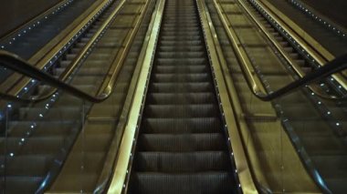 Metro elektrik yürüyen merdiven. Hareketli merdiven.