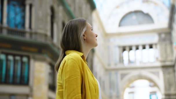 Woman Tourist Exploring Galleria Umberto Naples — Vídeos de Stock