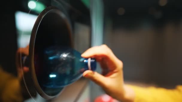 Kobieta Wkłada Butelkę Automatycznej Maszyny Recyklingu Butelek Automat Recyklingu Wstecznego — Wideo stockowe